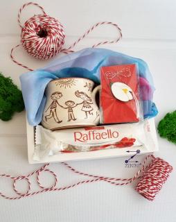 Set cadou 8 martie pentru mama: cana ceramica, esarfa eleganta, brosa martisor si bomboane Raffaello
