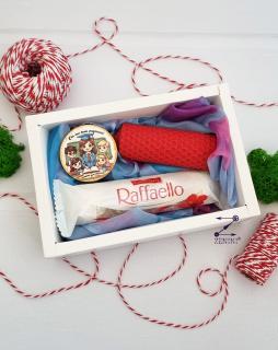 Set cadou 8 martie profesoara: esarfa eleganta, brosa martisor, bomboane Raffaello si lumanare din ceara naturala de albine