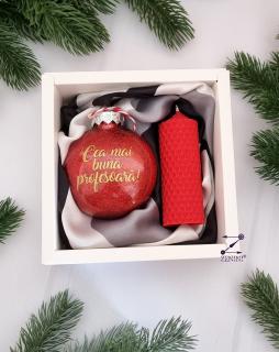 Set cadou Craciun pentru profesoara: esarfa eleganta, glob plastic personalizat si lumanare din ceara naturala de albine