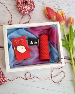 Set cadou Martisor: esarfa eleganta, cercei din bronz, martisor si lumanare din ceara naturala de albine