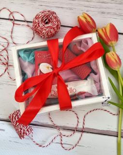 Set cadou Martisor: esarfa eleganta, martisor pictat manual, bomboane Raffaello si lumanare din ceara naturala de albine
