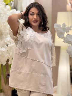 Bluza bej din bumbac cu maneca perforata si floare aplicata