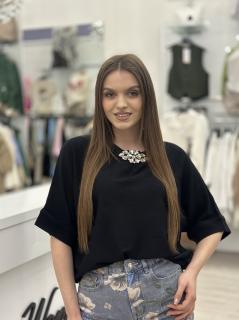 Bluza neagra cu accesoriu pietricele
