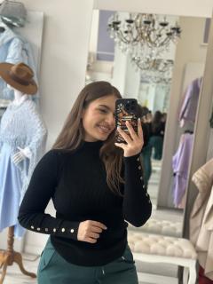Bluza neagra pe gat