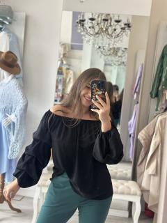 Bluza neagra pe umeri