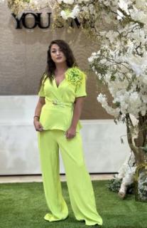 Costum format din bluza si pantaloni cu floare in piept