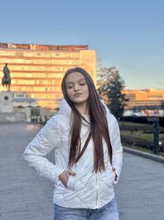Geaca alba scurta cu fermoar si gluga