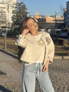 Geaca crem cu floare in piept