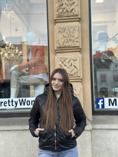 Geaca neagra scurta cu fermoar si gluga