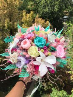 Buchet flori multicolor cu orhidee