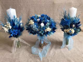 Lumanari nunta cu albastru si buchet flori albastre