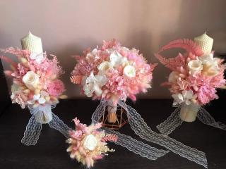 Pachet nunta (Lumanari fagure cu flori criogenate roz si buchet flori criogenate si cocarda mire)