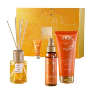 Cutie cadou Ultimate Joy Pack 4 produse - Spray pentru fata Planet Spa Energise 100 ml, Exfoliant de corp Planet Spa Energise 200 ml, Anew Vitamina C Maximising Serum 10 ml si Difuzor cu betisoare 70