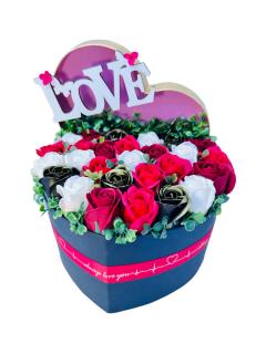 Aranjament floral cu 27 trandafiri in cutie inima (Multicolor)