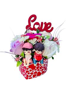 Aranjament floral cu 5 trandafiri si figurine si mesaj   Love   in cutie inima (Multicolor)