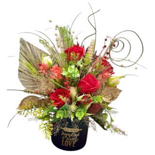 Aranjament floral elegant cu trandafiri din sapun parfumat, hortensie stabilizata si elemente decorative