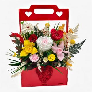 Aranjament floral premium cu flori criogenate si inima licheni ,   Cutie lemn rosie