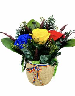 Aranjament floral traditional tricolor cu trandafiri si plante naturale criogenate (Albastru   Galben   Rosu)