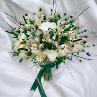 Buchet alb-verde smarald cu trandafiri criogenati si plante naturale uscate si stabilizate, pentru mireasa , nasa sau cadou