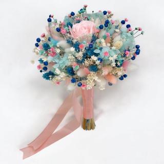 Buchet mic cu trandafir, hortensie si mix de flori naturale uscate, roz-albastru