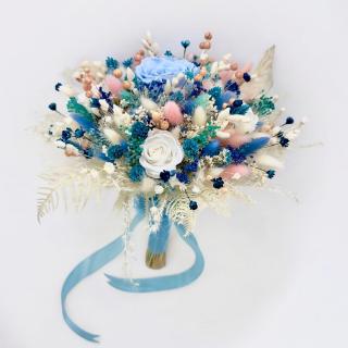 Buchet  personalizabil cu trandafirI criogenatI si flori  naturale uscate predominant blue
