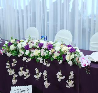 Inchiriere aranjament floral central alb- mov,  pentru masa de prezidiu