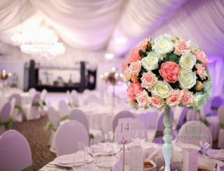 Inchiriere Aranjament floral pe suport alb pentru evenimente