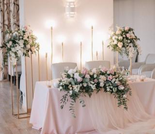 Inchiriere set decor prezidiu ,   aranjamente florale premium + iluminat decorativ