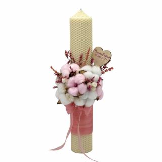 Lumanare din ceara naturala tip fagure, decorata cu flori de bumbac alb roz si plante naturale uscate, personalizabila pentru cununie religioasa sau botez