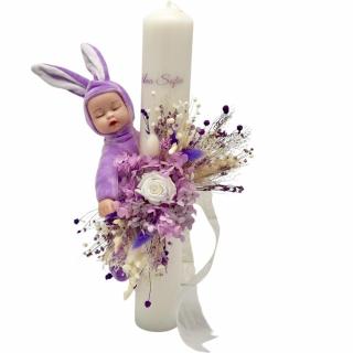 Lumanare pentru botez, alb-mov, 40 cm, cu trandafir criogenat, hortensii criogenate, flori naturale uscate si iepuras somnoros din plus (personalizabila cromatic si cu text)