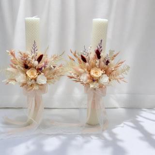 Set lumanari personalizabile,din ceara naturala, tip fagure, pentru nunta sau botez cu aranjament frontal cu trandafiri criogenati si plante naturale uscate, 40 cm