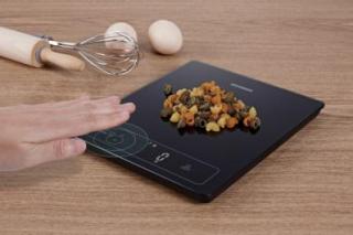 Cantar de bucatarie inteligent Heinner HKS-SM15BK, 15kg, sticla securizata 4mm, functie bluetooth, display led, control touch, gradare: 1g, functie Cantarire lichide, design depozitare verticala, bate