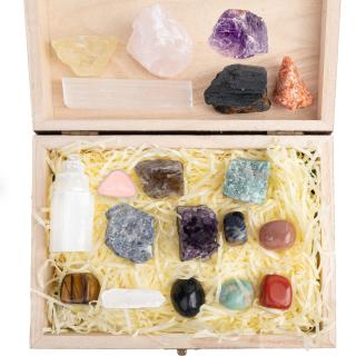 Set Cristale premium si pietre semipretioase vindecatoare in cutie de lemn maro - Contine 19 piese - turn selenit, pietre chakre, cristale brute, cluster de ametist, varf de cristal transparent, cuart
