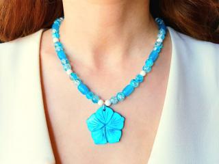 Colier cu jad bleu, coral alb, cristale si pandantiv floare de sidef