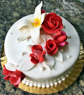 Tort alb cu flori model 2
