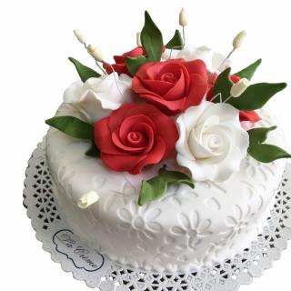 Tort alb cu flori model 4