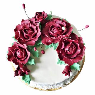 Tort alb cu flori model 5