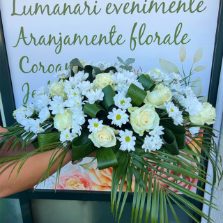 Aranjament Funerar cu Trandafiri si Crizanteme Albe