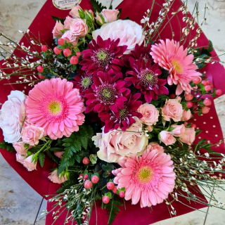 Buchet cu Trandafiri, Gerbera si Hypericum roz