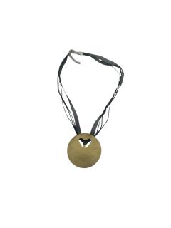 Pandantiv Rotund din Alama ,   Eleganta Handmade cu Accente Minimaliste