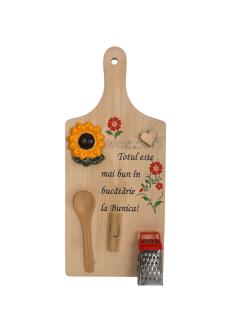 Tocator din Lemn cu Mesaj si Ustensile Miniaturale ,   Un Accesoriu Unic pentru Bucataria Ta