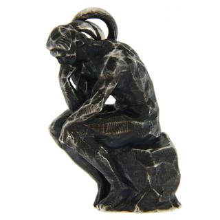 Pandantivul din argint Ganditorul The Thinker emana o aura de introspectie si de profunzime