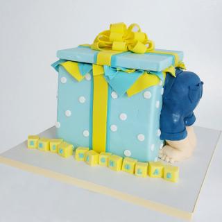Tort botez cu bebelus in cutie