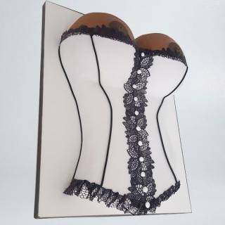 Tort bust sexy pe alb