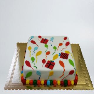 Tort cu balonase si cadouri