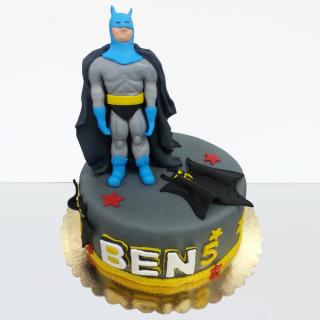 Tort cu Batman in picioare