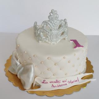 Tort cu coronita argintie