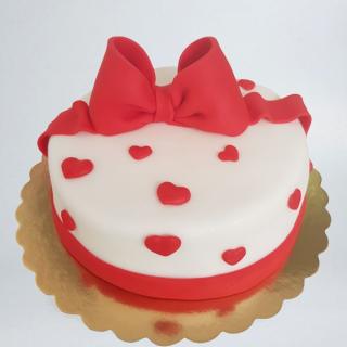 Tort cu fundita rosie mare si inimioare