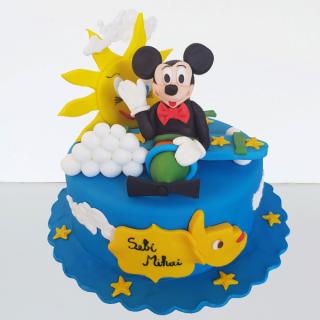 Tort cu Mickey Mouse in masina la soare