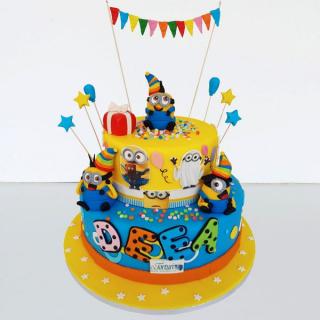 Tort cu Minioni si confetti